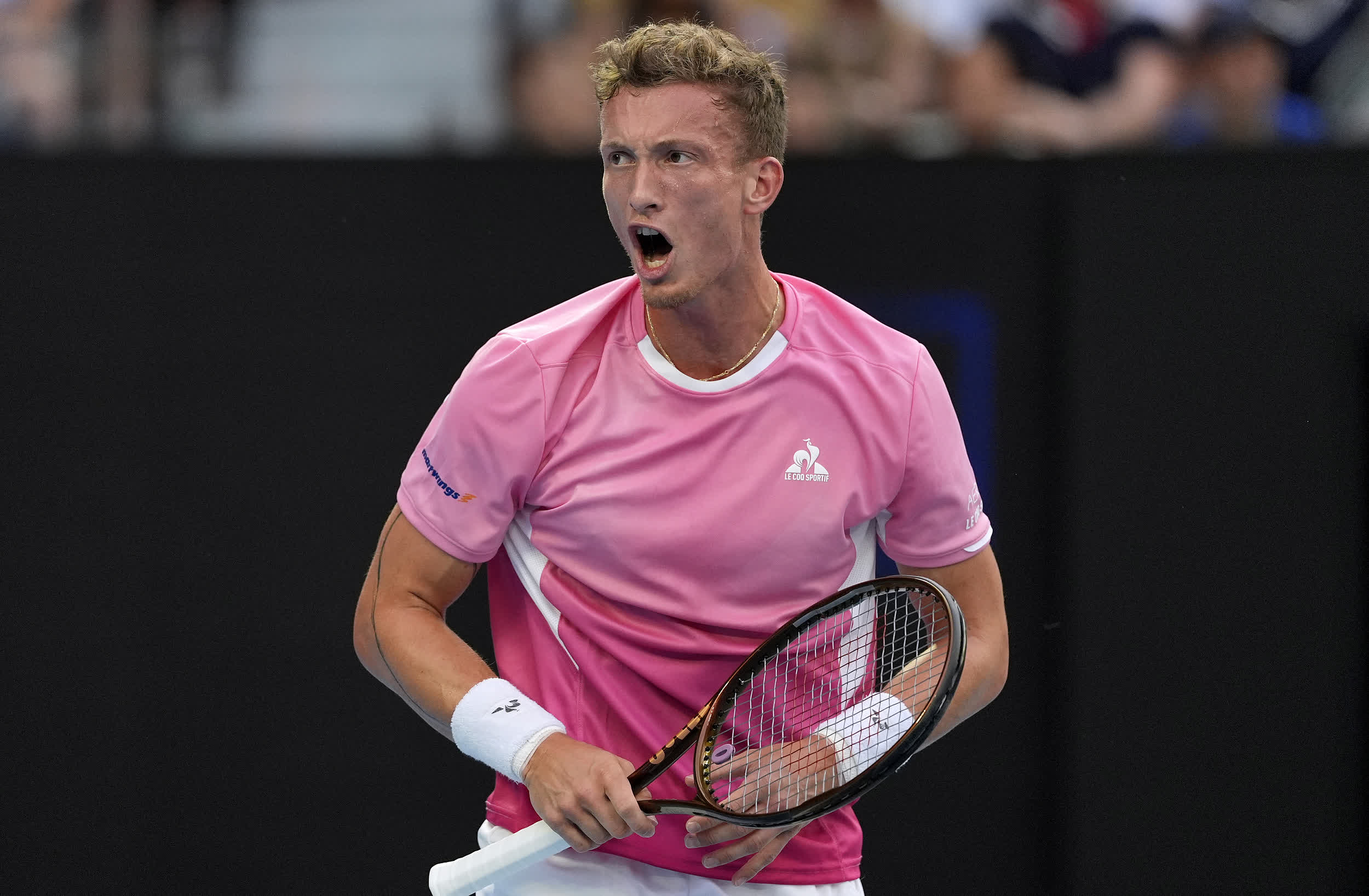 世界网球队险胜法国网球队,德约科维奇送出助攻的简单介绍 世界网球队险胜法国网球队,德约科维奇送出助攻的简单介绍