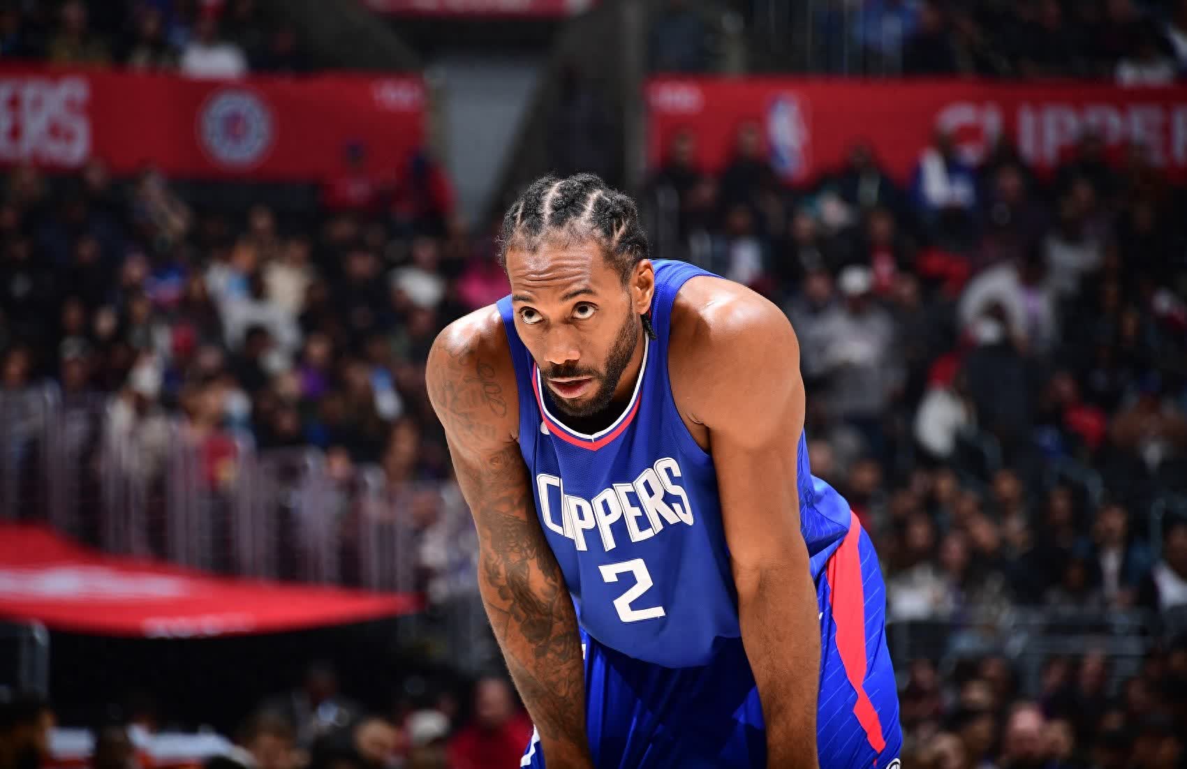 激烈对抗中快船球员表现英勇,坚守阵地 激烈对抗中快船球员表现英勇,坚守阵地