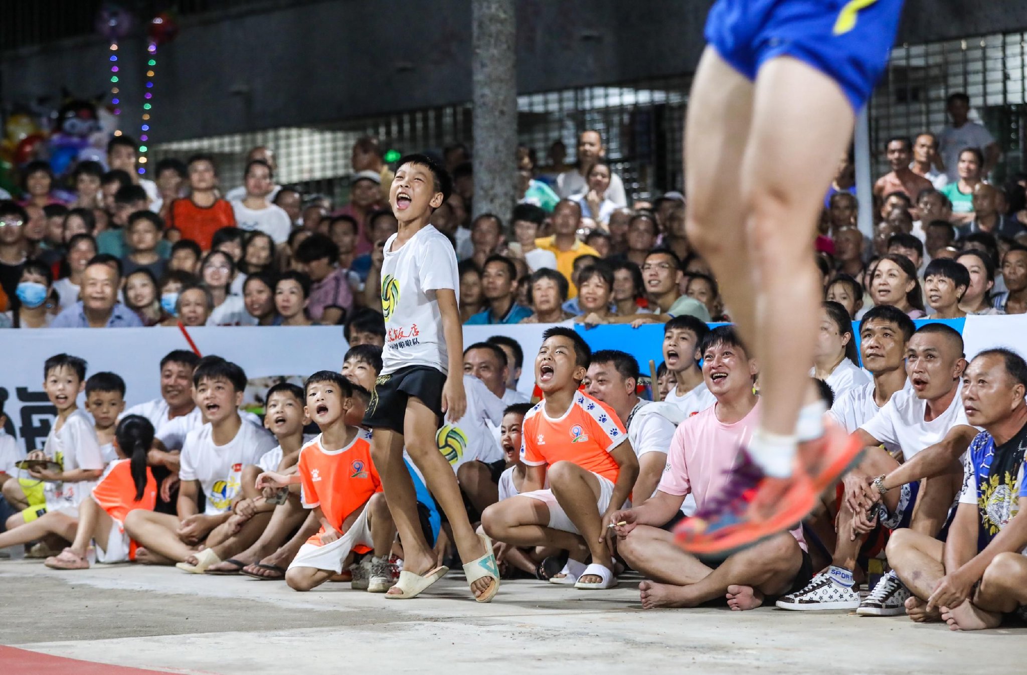 比赛中的精彩瞬间引起球迷们热烈讨论的简单介绍 比赛中的精彩瞬间引起球迷们热烈讨论的简单介绍