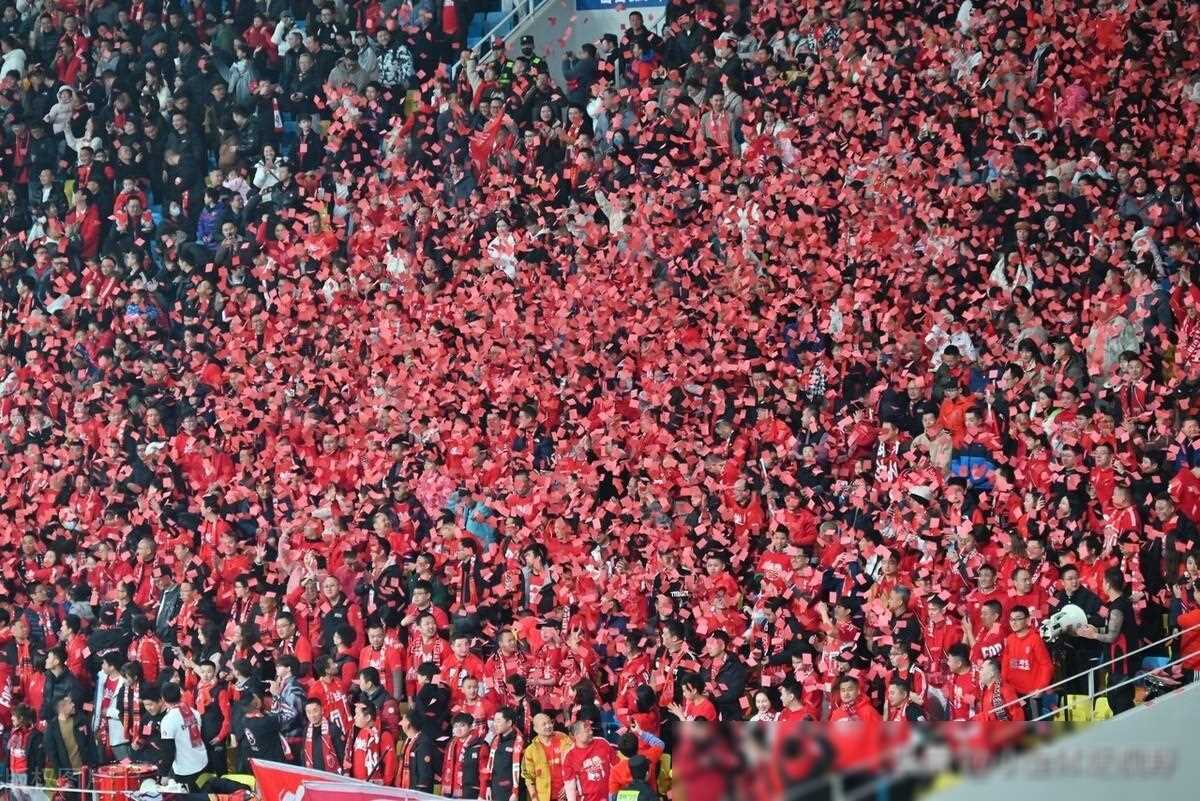 比赛中的精彩瞬间引起球迷们热烈讨论的简单介绍 比赛中的精彩瞬间引起球迷们热烈讨论的简单介绍