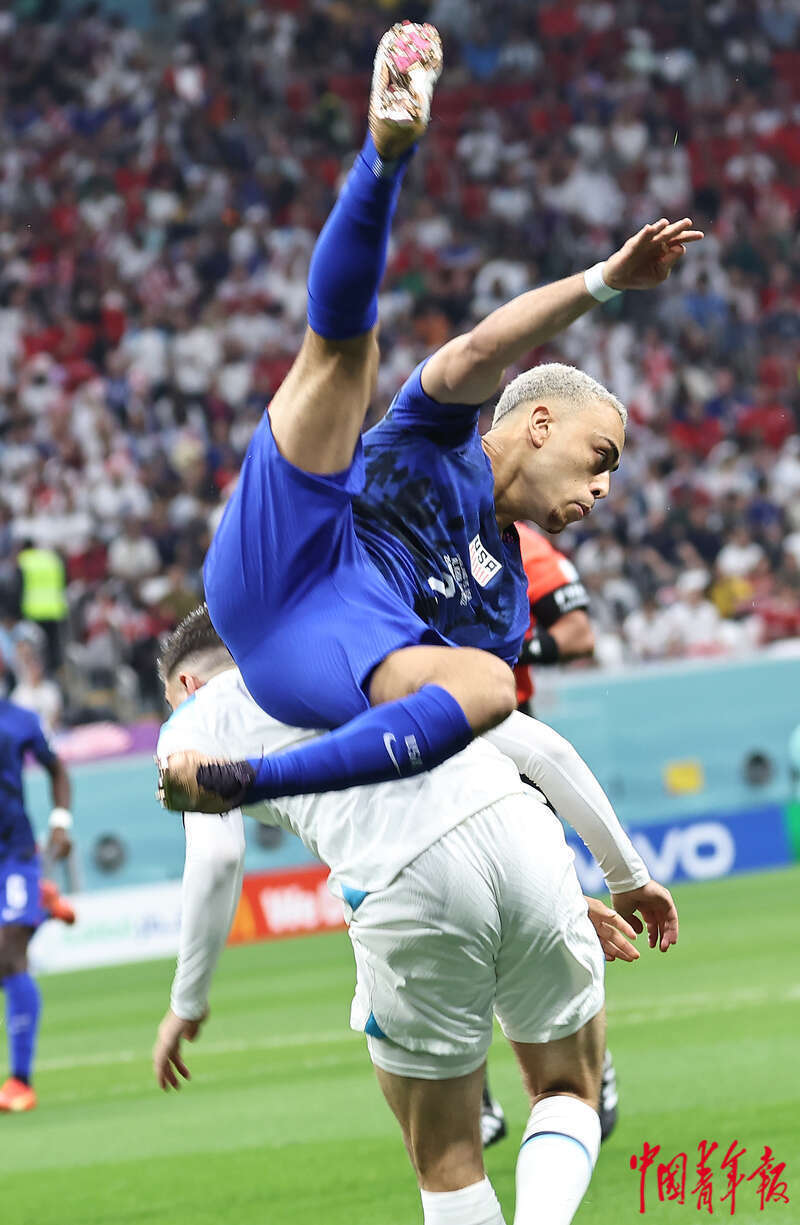 精彩瞬间直击:球场战况惊险刺激的简单介绍 精彩瞬间直击:球场战况惊险刺激的简单介绍