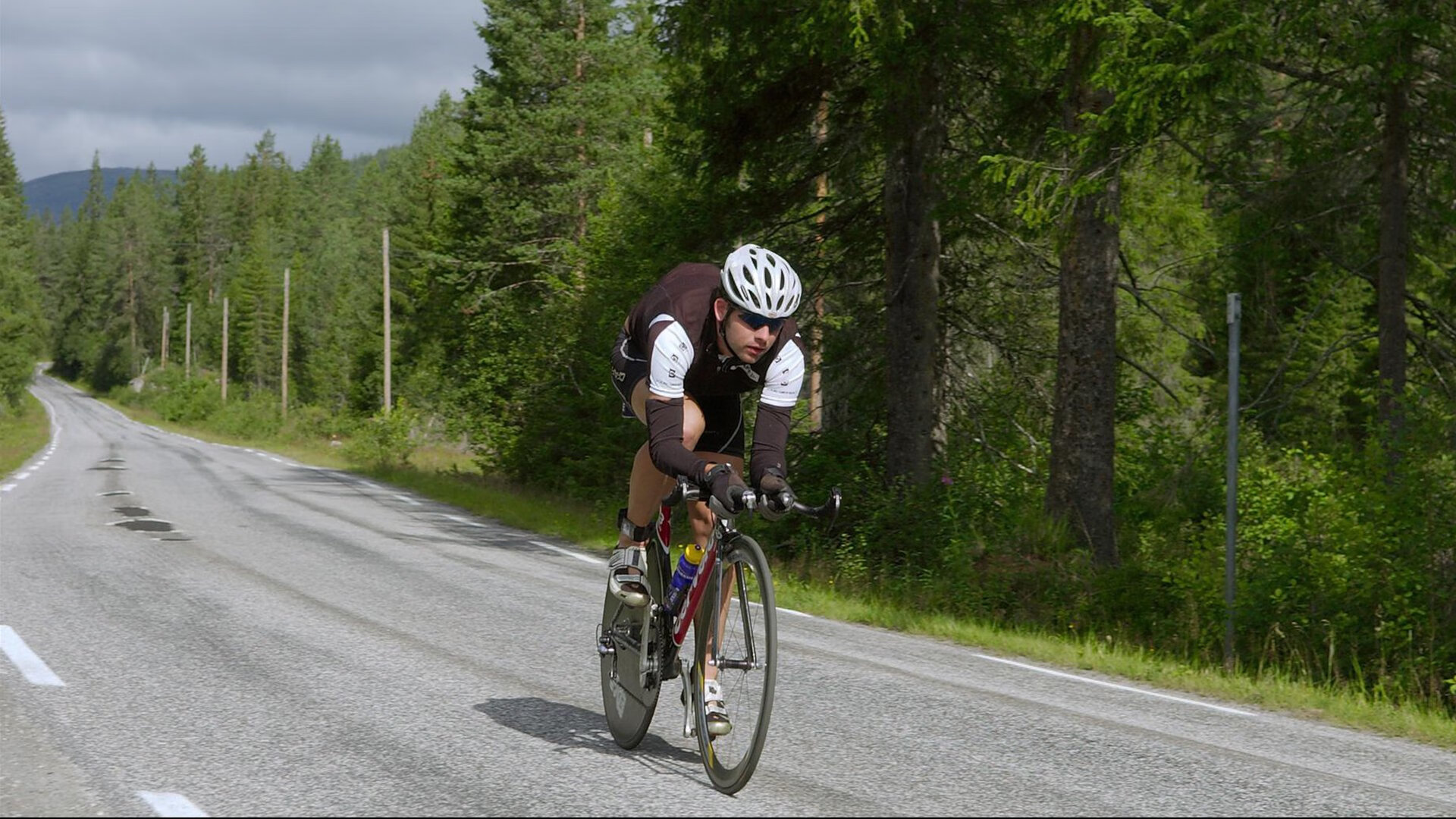 赛道与球场，当F1揭幕战之夜遇见英格拉姆的压制级表演